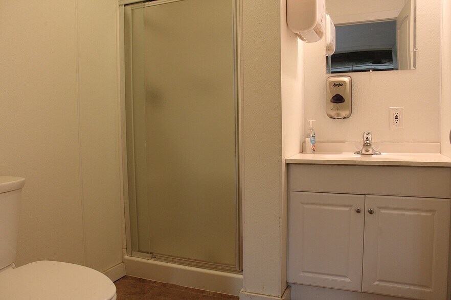 More Photos Of 404 S Anderson Ave, Glendive Distribution For Sale