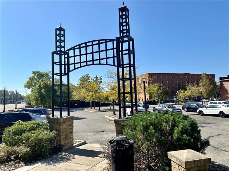 More Photos Of 210 E Washington St, New Castle Office For Lease