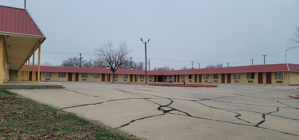 More Photos Of 1006 E 12th St, Shamrock Hotel For Sale