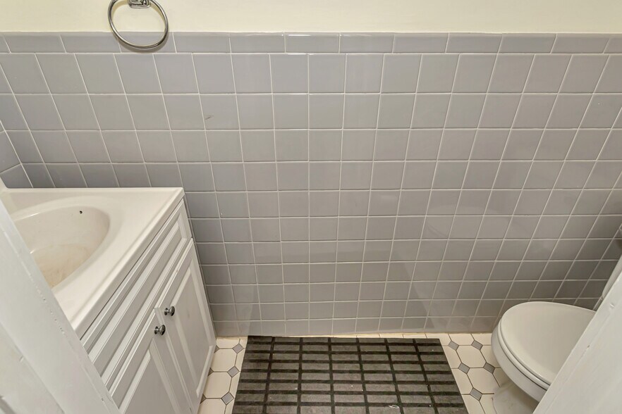 More Photos Of 219 Mineola Blvd, Mineola Office For Lease