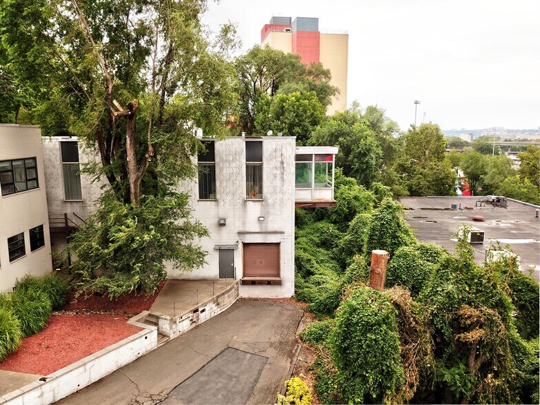 More Photos Of 550 County Ave, Secaucus Showroom For Lease