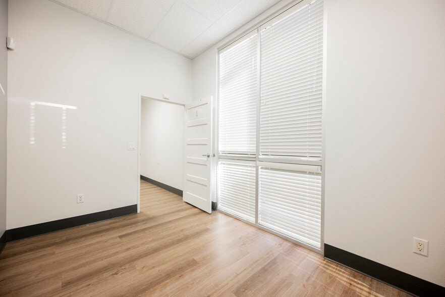 More Photos Of 3680 E Sunset Rd, Las Vegas Office For Sale