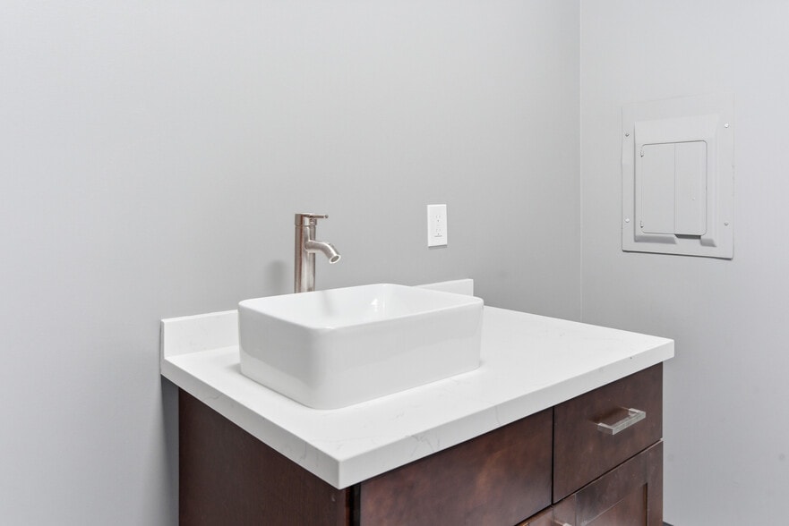 More Photos Of 685 E Grand Blvd, Corona Storefront Retail Office For Lease