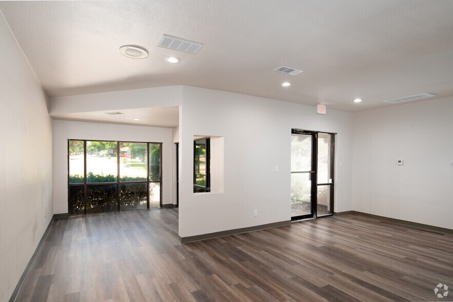 More Photos Of 1721 Cimarron Trl, Hurst Medical For Lease