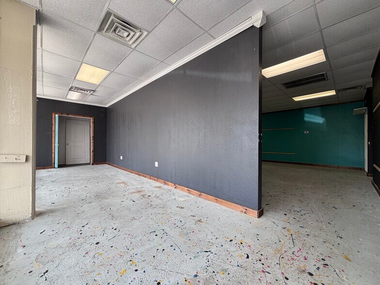 More Photos Of 50 Lack Ln, Clute General Retail For Lease