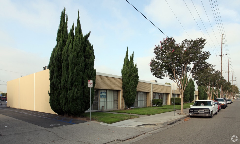 More Photos Of 1136-1210 W Collins Ave, Orange Warehouse For Lease