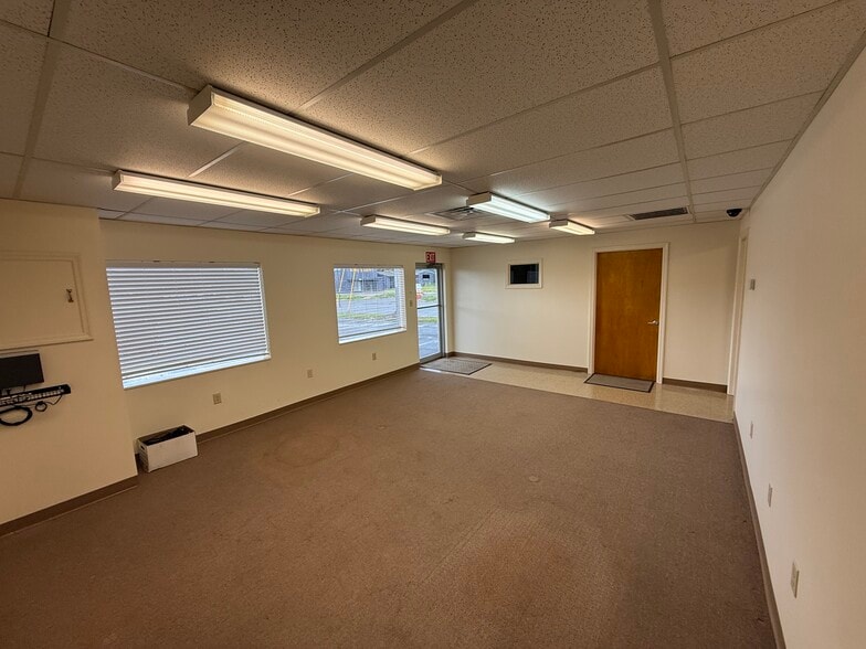 More Photos Of 2100-2122 W Central Blvd, Orlando Distribution For Lease