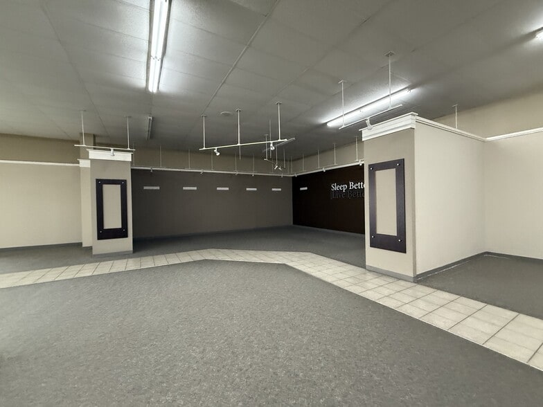 More Photos Of 221 S Poplar St, Elizabethtown General Retail For Lease