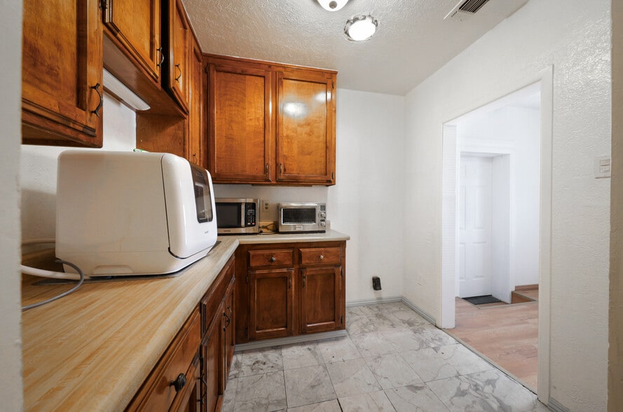 More Photos Of 931 26th St, Bakersfield Movie Radio TVStudio For Sale