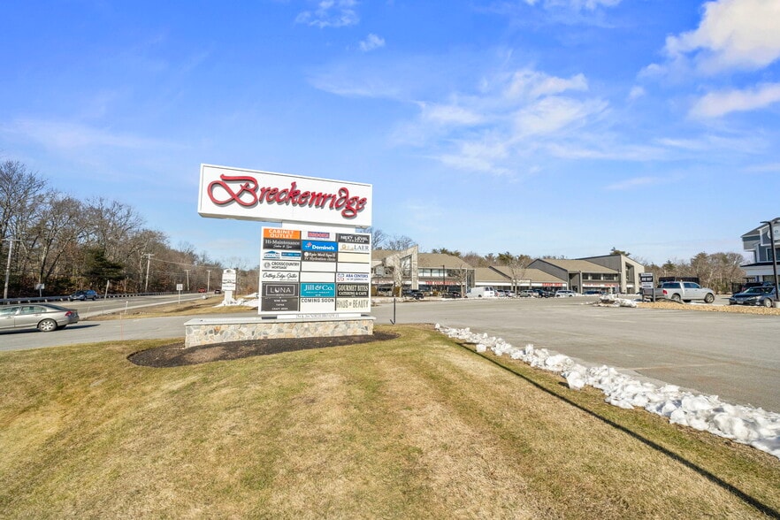 More Photos Of 264 N Broadway, Salem Freestanding For Sale