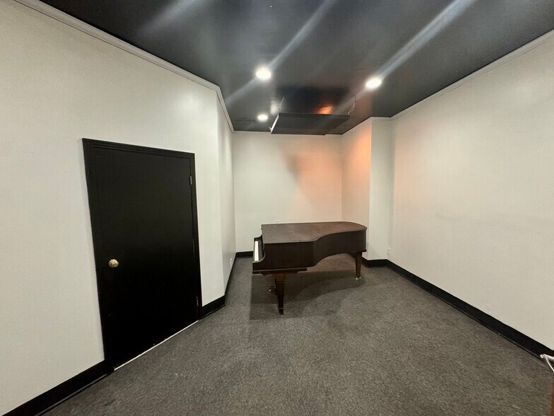 More Photos Of 10626 Magnolia Blvd, North Hollywood Loft Creative Space For Sale