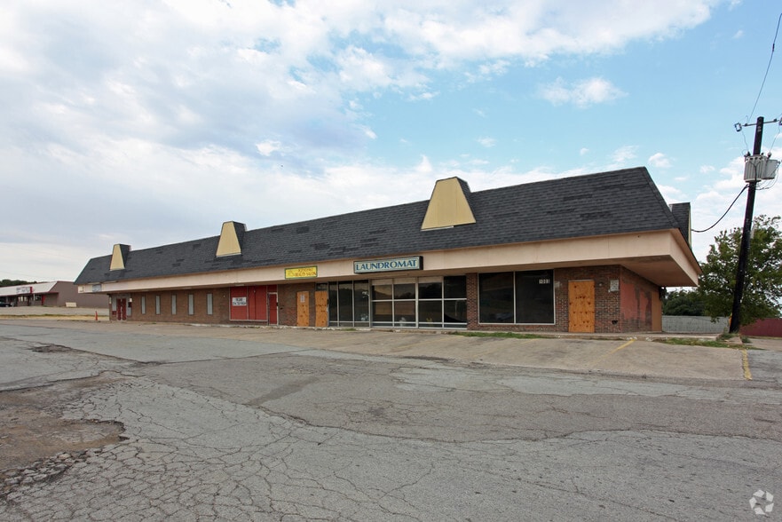 More Photos Of 1011 S Walton Walker Blvd, Dallas General Retail For Lease
