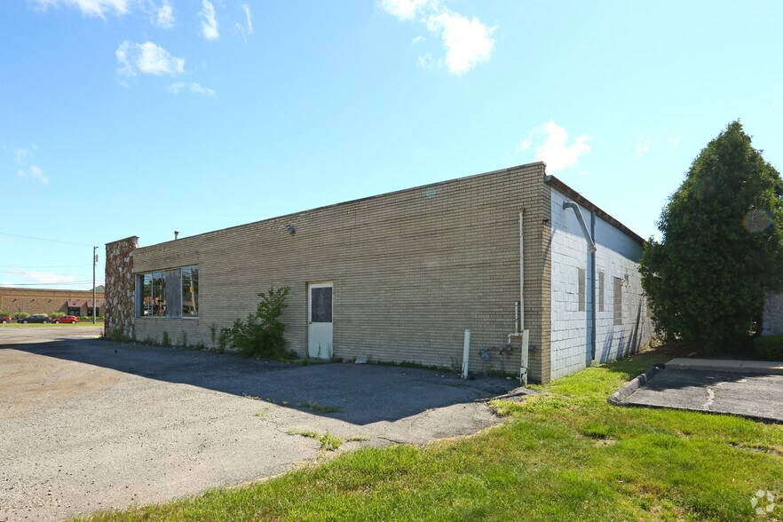 More Photos Of 19971 Northline Rd, Southgate Freestanding For Lease