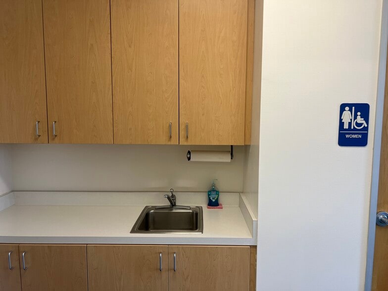 More Photos Of 7500-7536 Tyrone Ave, Van Nuys Service For Lease