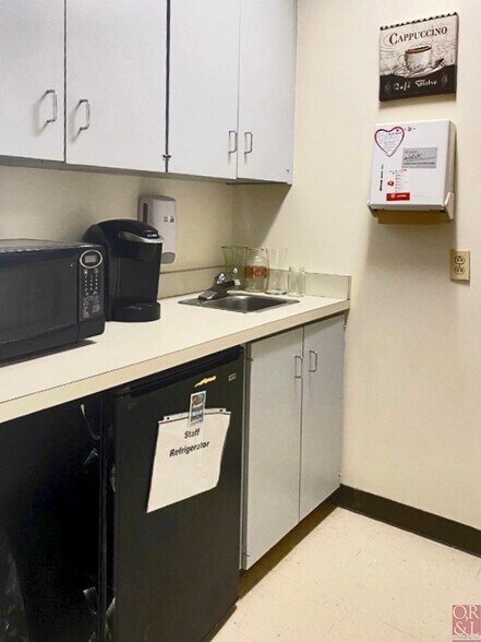 More Photos Of 15 Palomba Dr, Enfield Medical For Sale