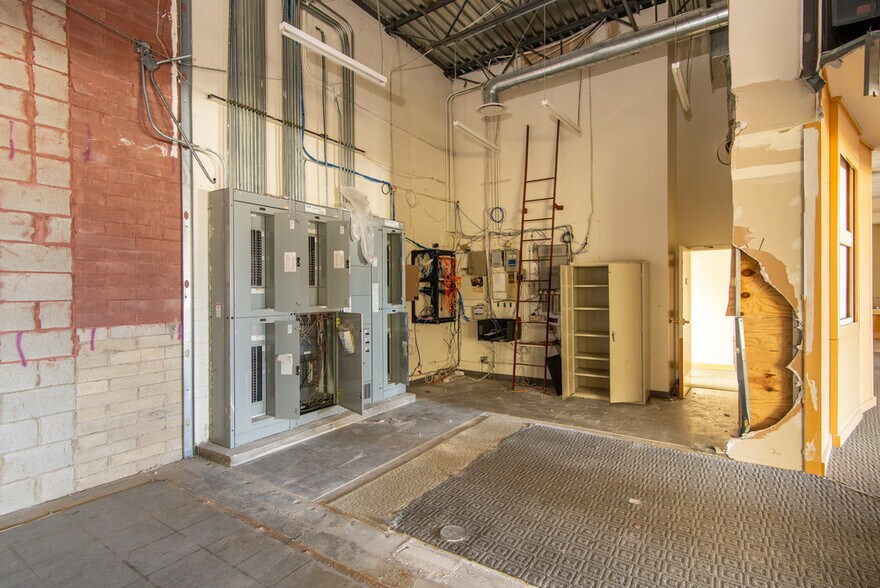 More Photos Of 451 W 14 Mile Rd, Madison Heights Freestanding For Sale