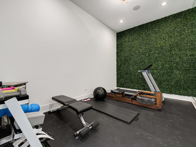 More Photos Of 2733 N Pulaski Rd, Chicago Showroom For Sale
