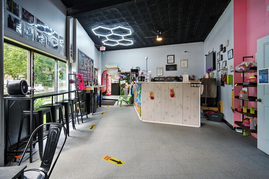 More Photos Of 218 Saint James Blvd, Springfield Storefront Retail Office For Lease