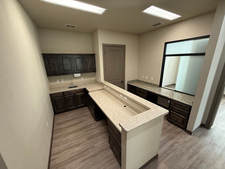 More Photos Of 802 N Bonnie Brae St, Denton Medical For Lease