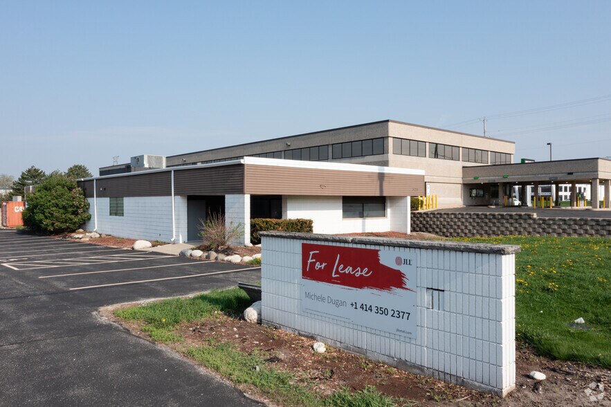 More Photos Of 325 N Janacek Rd, Brookfield Freestanding For Lease