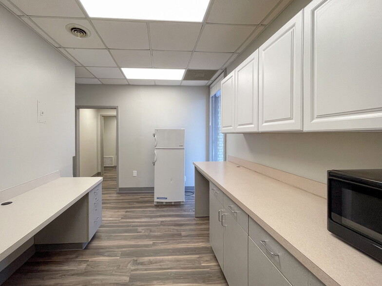 More Photos Of 1968 North Ave, Columbus Medical For Lease