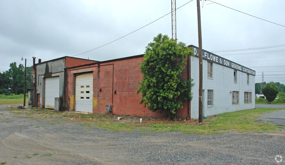 More Photos Of 2020 Remount Rd, Charlotte Warehouse For Lease