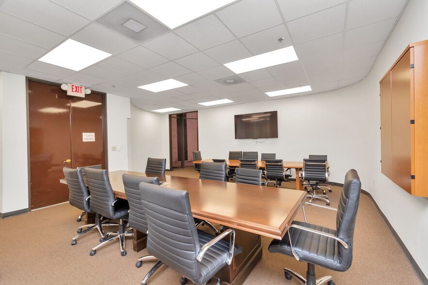 More Photos Of 8554 Katy Fwy, Houston Unknown For Lease