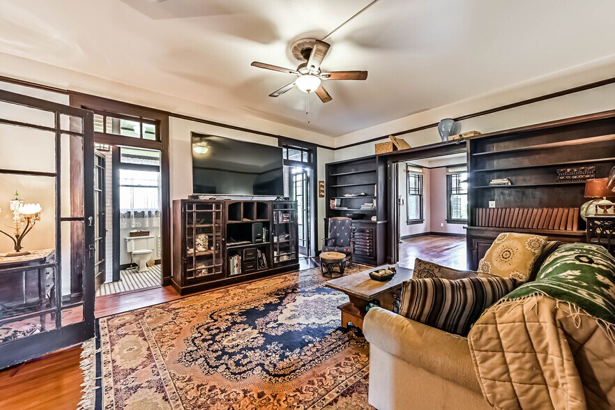 More Photos Of 2911 Broadway St, Galveston Office For Sale