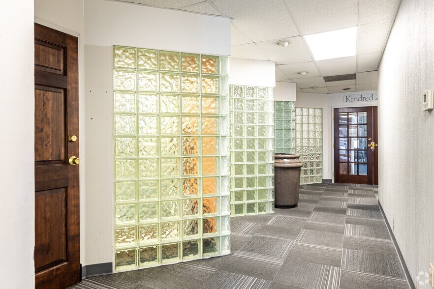 More Photos Of 3737 S Elizabeth St, Independence Office For Lease