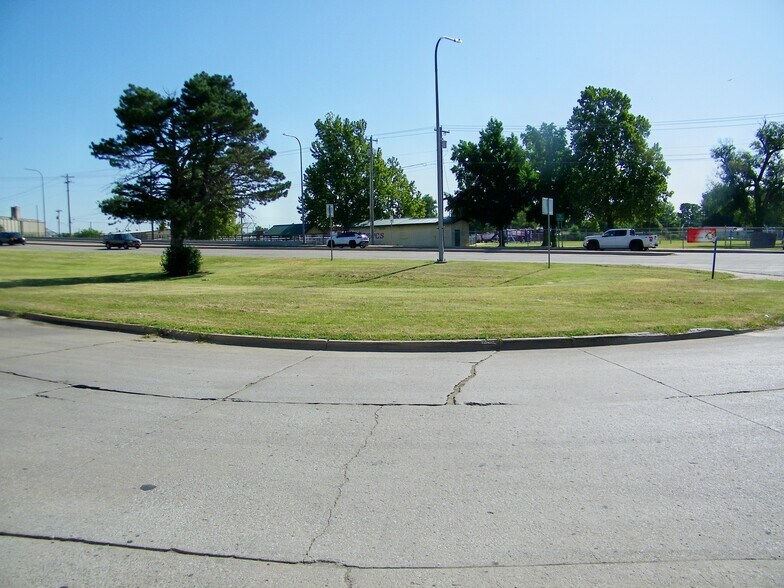 More Photos Of 604 N Van Buren St, Enid Freestanding For Sale