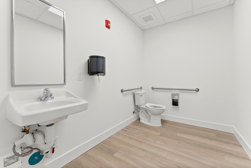 More Photos Of 2000 N Federal Hwy, Delray Beach General Retail For Lease