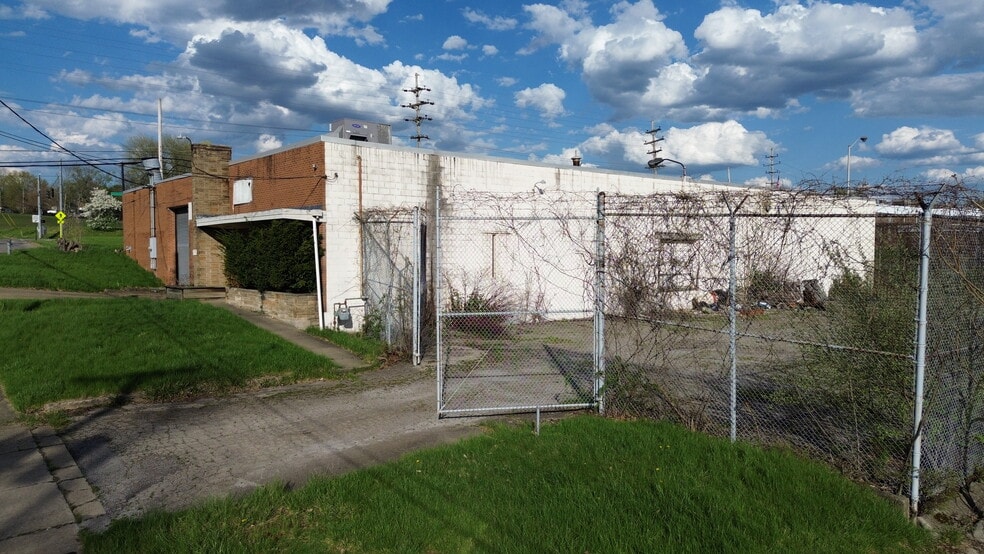 More Photos Of 15 S Worthington St, Youngstown Warehouse For Sale