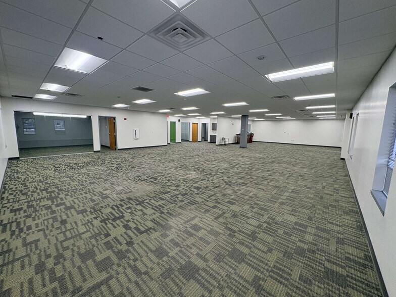More Photos Of 4205 W 53rd St, Sioux Falls Office For Sale
