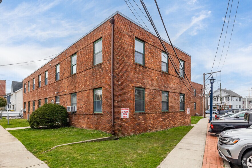 More Photos Of 69 Hamilton Ave, Oyster Bay Office For Sale