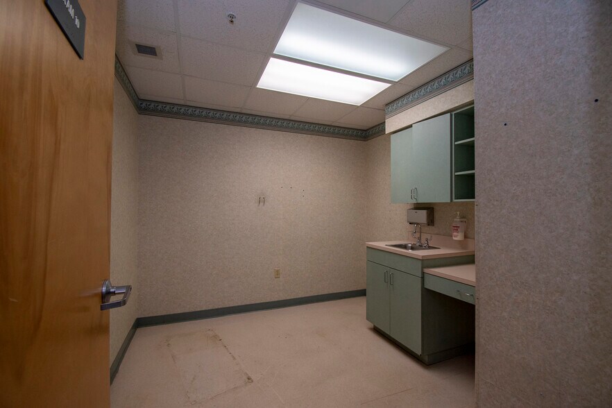 More Photos Of 2525 Harbor Blvd, Port Charlotte Medical For Lease