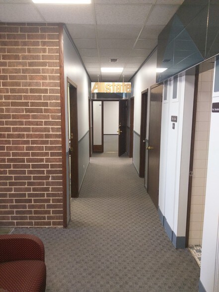 More Photos Of 9525 S 79th Ave, Hickory Hills Office For Lease