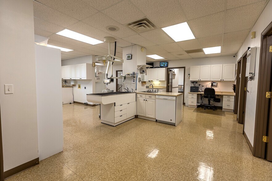 More Photos Of 14605 Velp Ave, Suamico Veterinarian Kennel For Sale