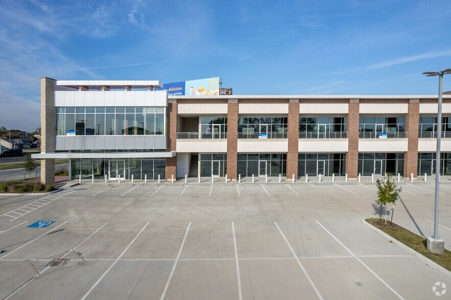 More Photos Of 5815 Gulf Fwy, Houston Unknown For Lease