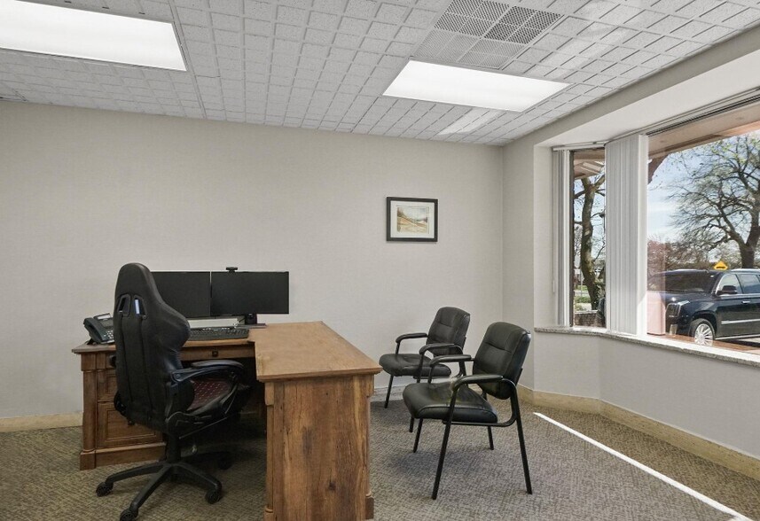 More Photos Of 33604 Grand River Ave, Farmington Office For Sale