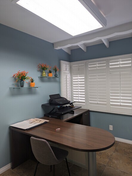 More Photos Of 201 E Ramon Rd, Palm Springs Office Residential For Lease