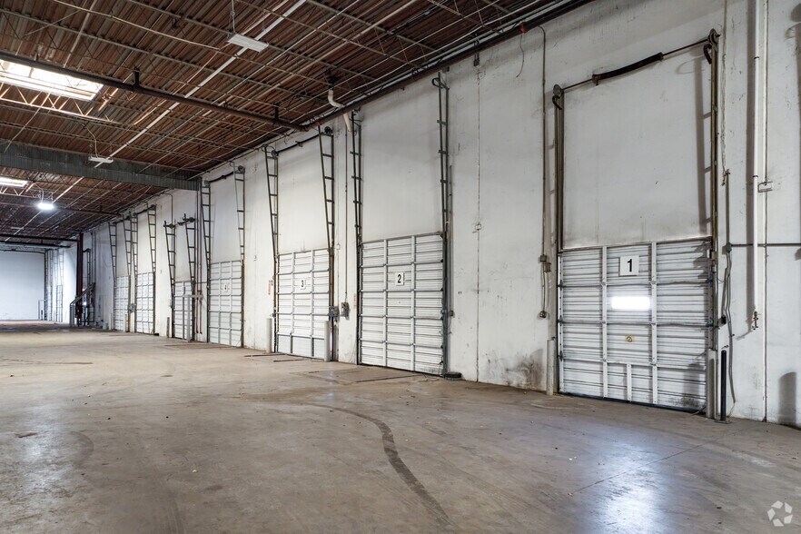 More Photos Of 1810 Kelly Blvd, Carrollton Warehouse For Lease