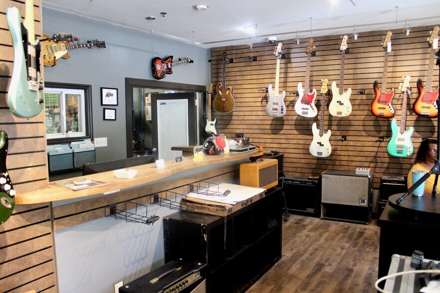 More Photos Of 4922 Port Royal Rd, Spring Hill Light Distribution For Sale