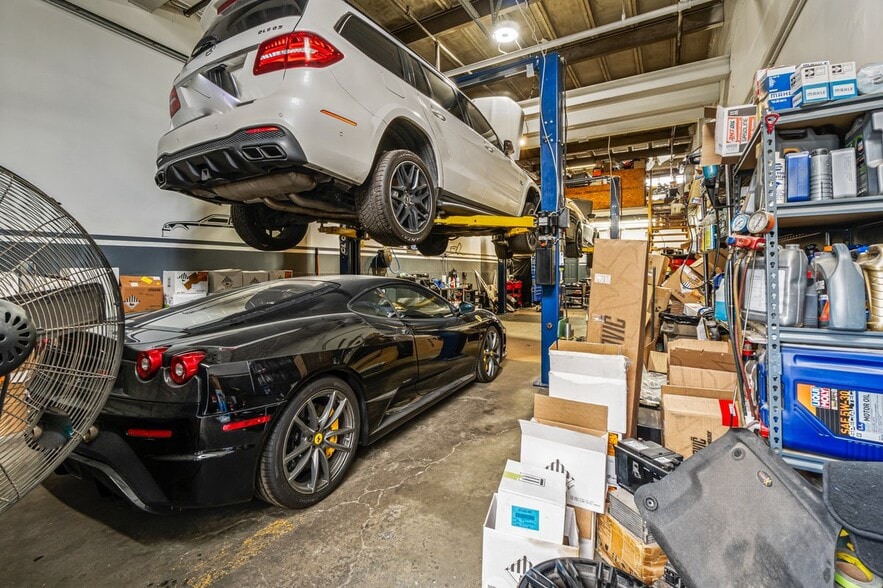 More Photos Of 75 Windsor Ave, Mineola Warehouse For Sale