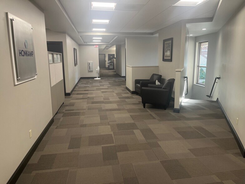 More Photos Of 908 W 35th St, Davenport Office For Sale
