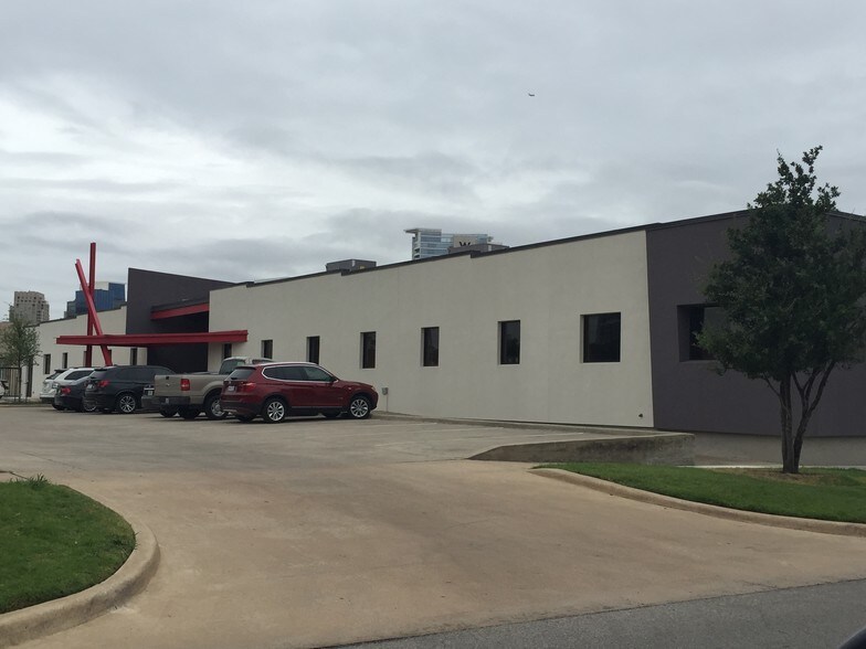 More Photos Of 1202 Dragon St, Dallas Flex For Lease