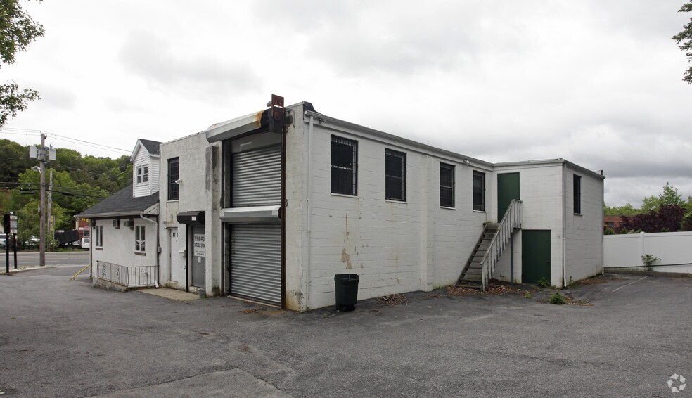 More Photos Of 1029 W Jericho Tpke, Smithtown Showroom For Sale