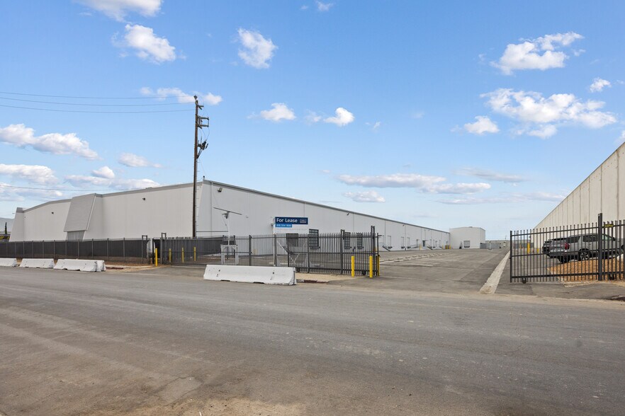 More Photos Of 12224 Montague St, Pacoima Distribution For Lease