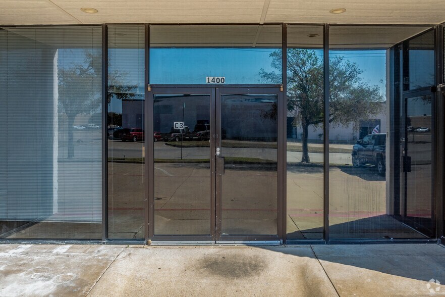 More Photos Of 1400 Summit Ave, Plano Showroom For Lease