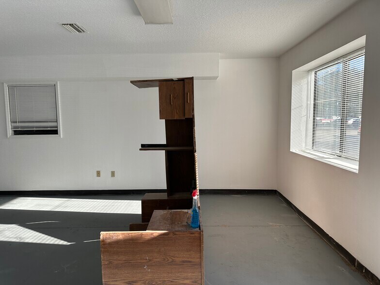 More Photos Of 18715 Colonial Dr, Orlando Warehouse For Lease