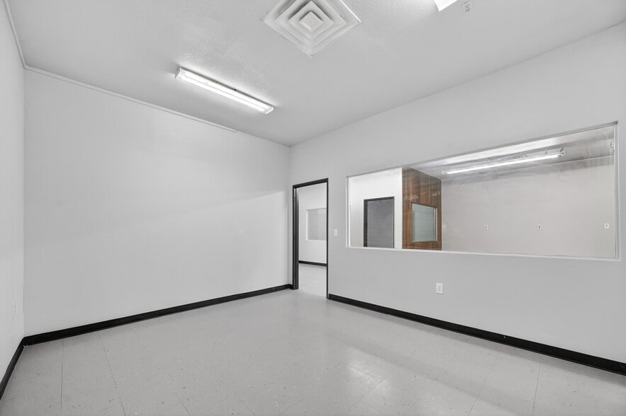 More Photos Of 3413 Herring Ave, Irving Funeral Home For Lease